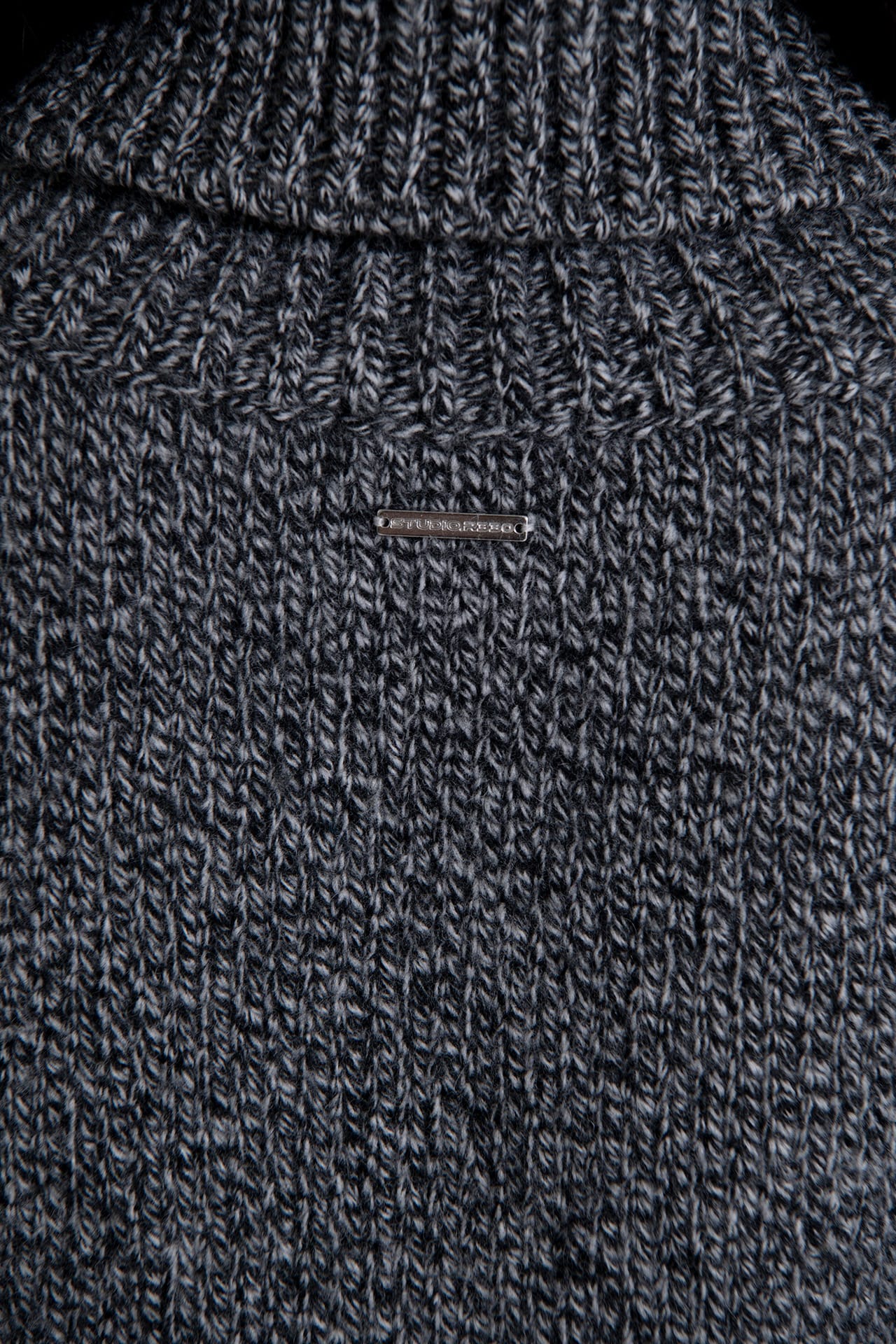 Turtle Neck Knit Sweater Magpie