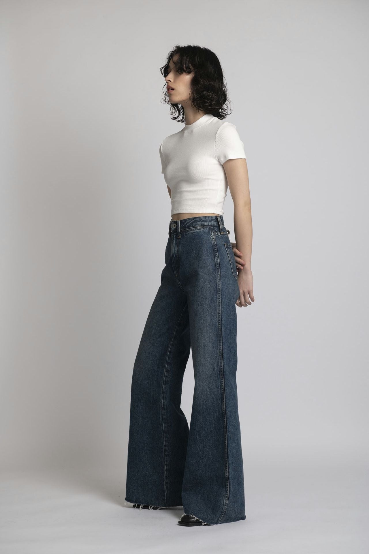 Rigid Wide Leg - Indigo Model side 1