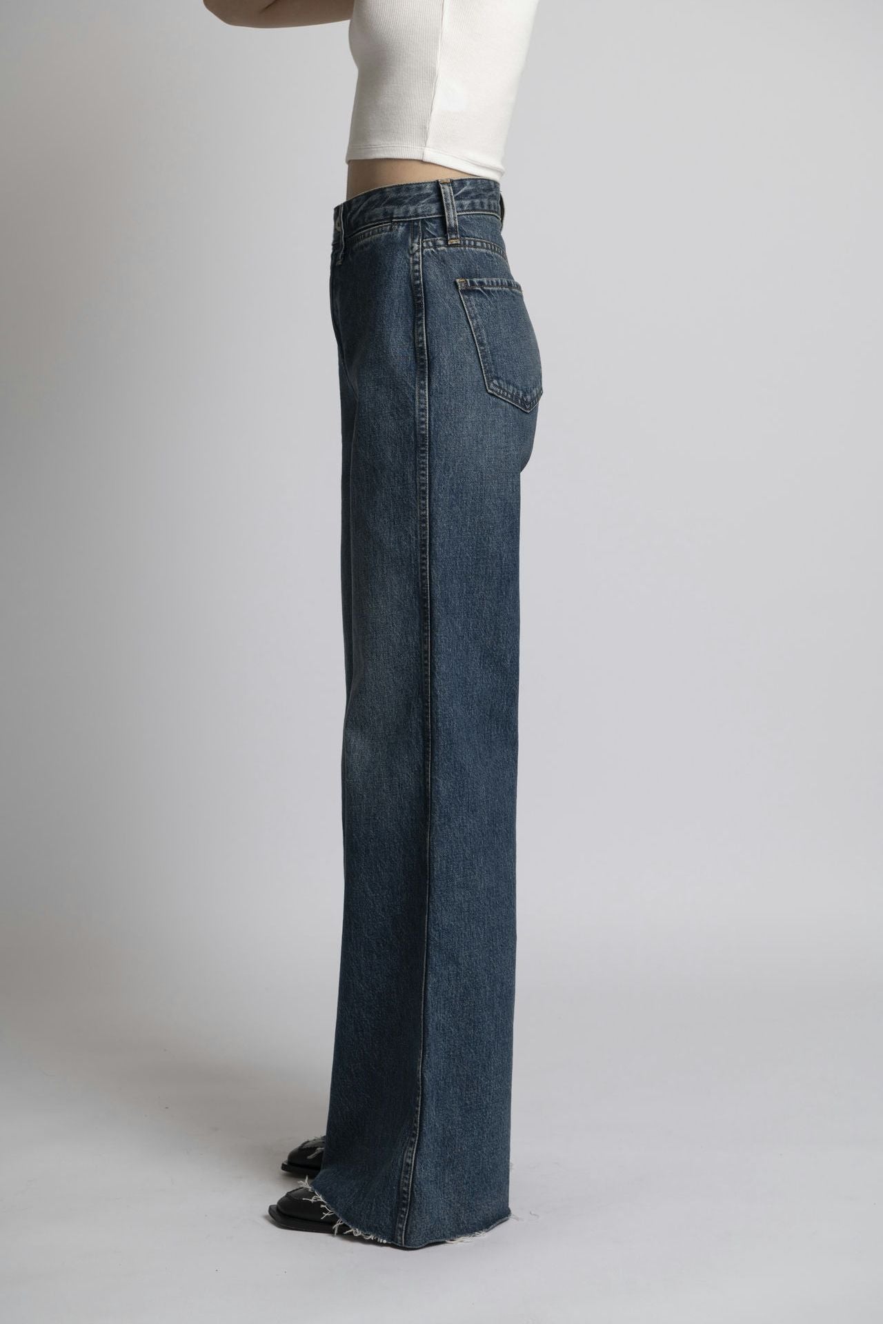 Rigid Wide Leg - Indigo Model side