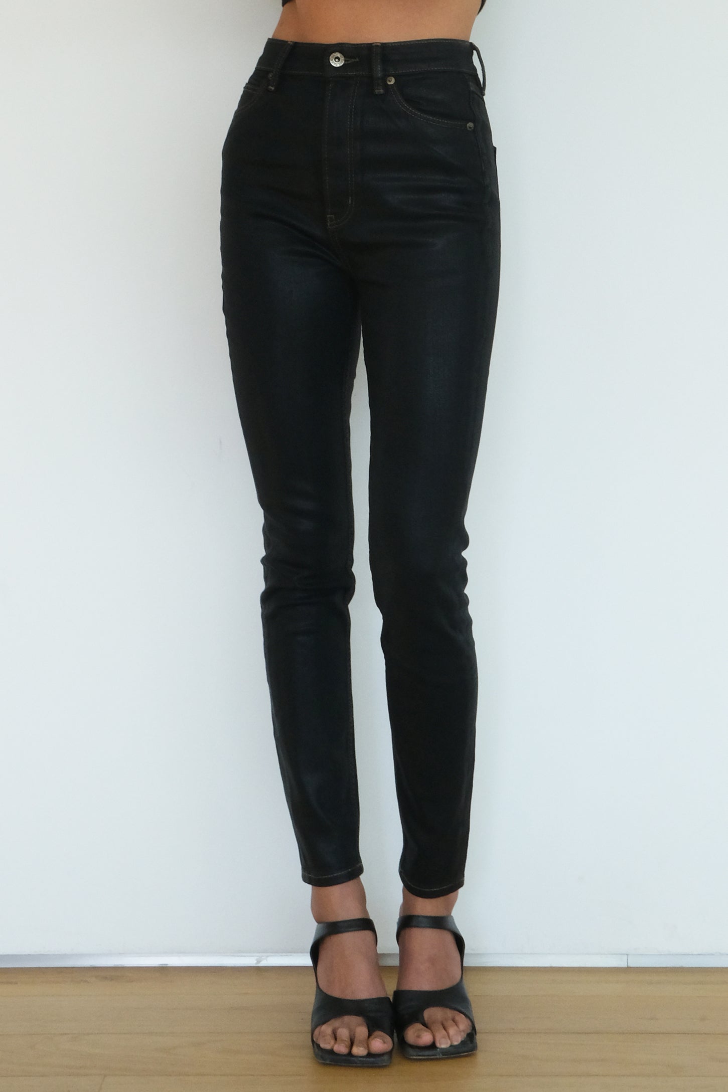 Coated High Rise Skinny Coated Black - Model half front