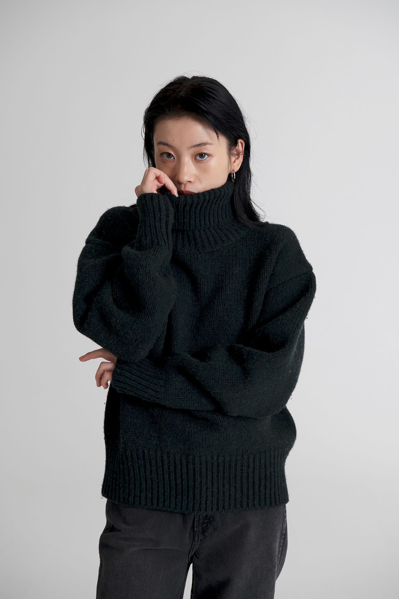 豪奢な Turtle Neck Knit Sweater Black Pine トップス