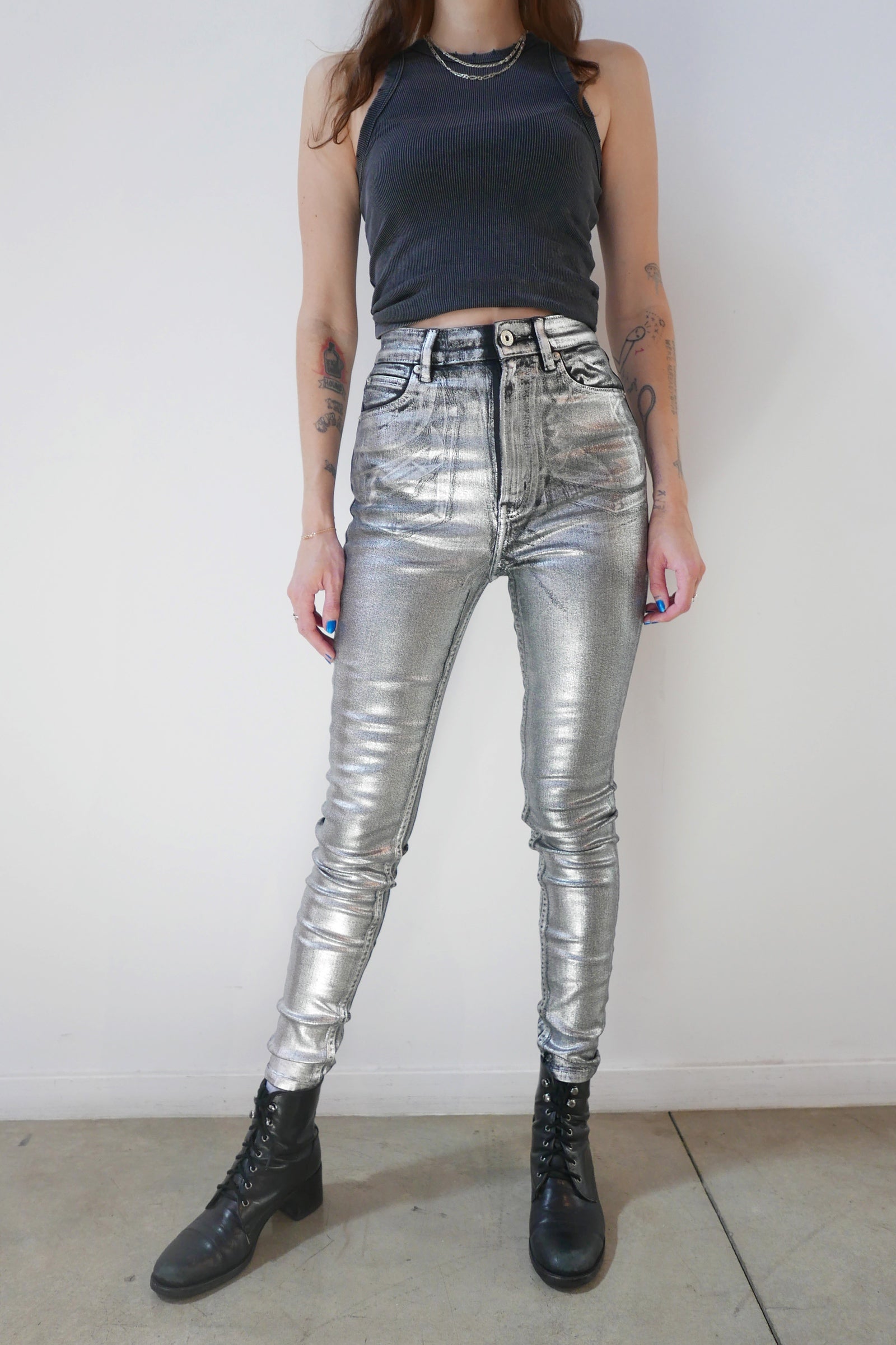 Coated High Rise Skinny - Metallic Black Model half front