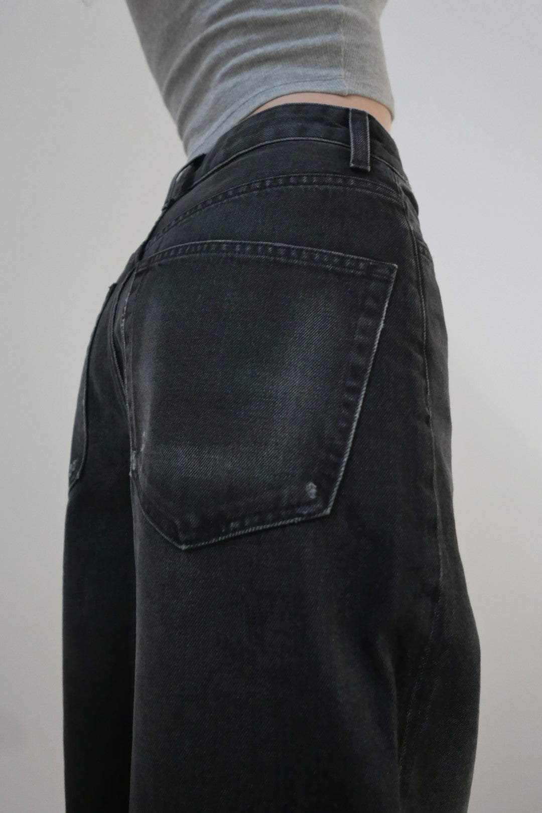 Baggy Wide Fit Black - Model Back close up