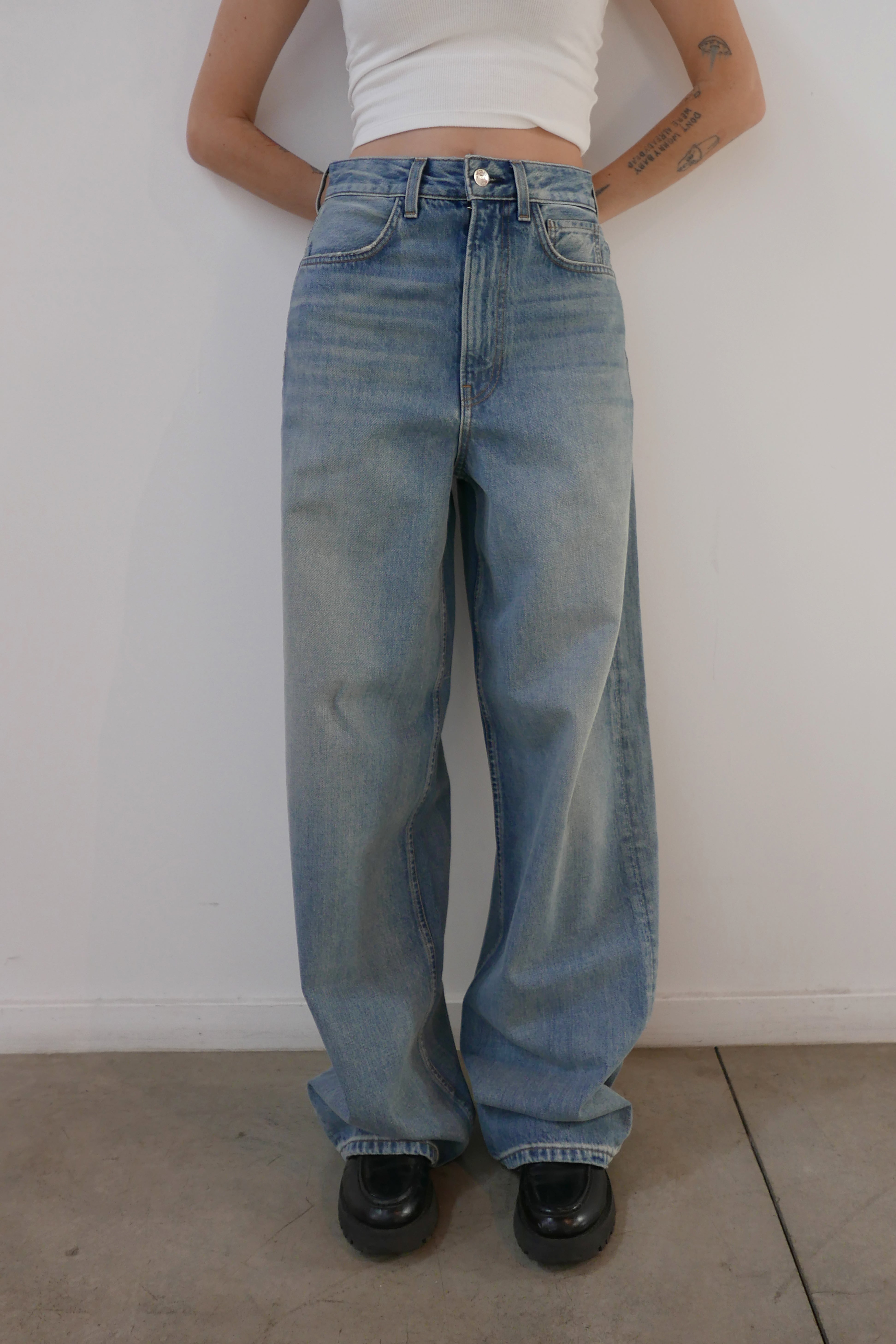 Baggy Wide Fit Indigo - Model half front